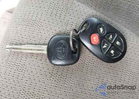 2004 Toyota Sienna Xle z USA, uszkodzony, nr VIN 5TDZA22C34S132650